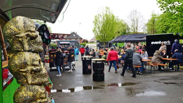 Trotz des unbest&auml;ndigen Aprilwetters lie&szlig;en es sich die Besucher auf dem "Cheat Day" in Lemgo schmecken. - &copy; Nicole Ellerbrake