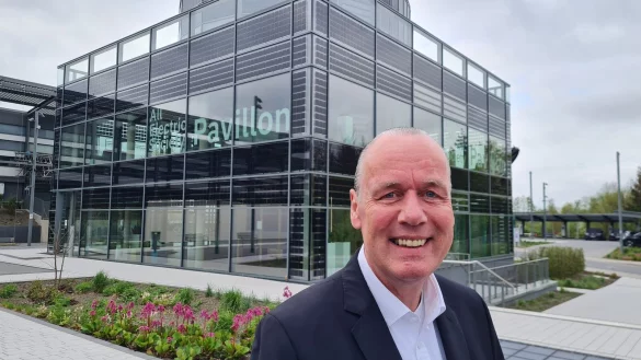 Mit einer optimistischen Grundhaltung geht Phoenix-Contact-Chef Frank St&uuml;hrenberg auf die Messe. Denn dass die Produkte rund um die All Electric Society in den n&auml;chsten Jahren mehr denn je gute M&auml;rkte finden werden , ist f&uuml;r ihn sonnenklar. - &copy; Marianne Schwarzer