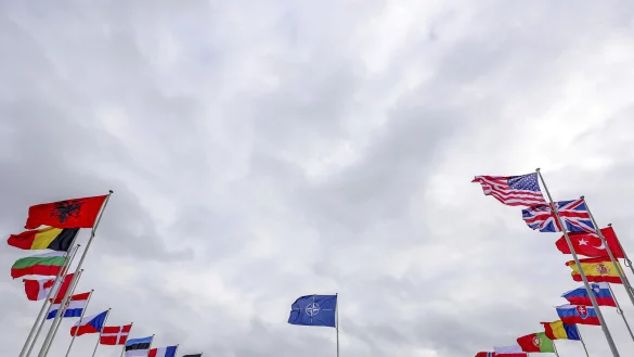 Die blaue Nato-Fahne und die der Nato-Mitgliedsl&auml;nder wehen vor dem Nato-Hauptquartier in Br&uuml;ssel. Die Nato war am 4. April 1949 in Washington in Reaktion auf die als bedrohlich wahrgenommene Politik der kommunistischen Sowjetunion gegr&uuml;ndet worden. - &copy; Olivier Matthys