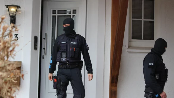 Polizisten verlassen 2020 das Haus eines "Reichsb&uuml;rgers" in B&uuml;nde. Zuvor hatten die Beamten das Objekt durchsucht. - &copy; Lukas Brekenkamp