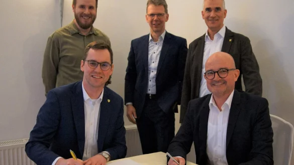 Matthias Kalkreuter, Bürgermeister der Stadt Lage (vorne links) und Andreas Speith, Geschäftsführer Westfalen Weser (vorne rechts) unterzeichnen den Vertrag über die kommunale Wärmeplanung. In der hinteren Reihe (v. l. n. r.): Timoteus Peters, Klimaschutzmanager der Stadt, Michael Wippermann, Geschäftsführer der Stadtwerke Lage, und Thorsten Paulussen, Beigeordneter der Stadt Lage. - © Stadt Lage