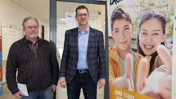 Das Gymnasium in Lage hat wenig Anmeldungen, es gibt Kritik seitens einiger Eltern. Der kommissarische Schulleiter Dr. Benedikt J&auml;ker (links) und B&uuml;rgermeister Matthias Kalkreuter setzen sich damit auseinander und arbeiten an L&ouml;sungen. - &copy; Astrid Sewing
