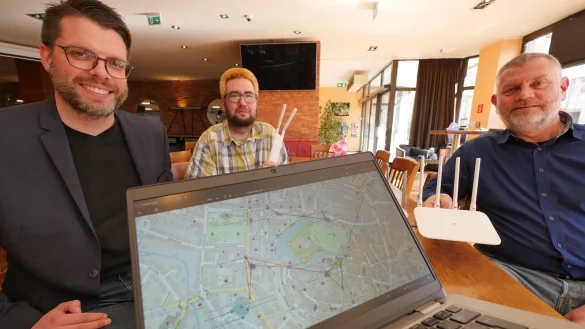 Sebastian Stake, Björn Strate und Klaus Proppe (von links) sind der neue Vorstand des Vereins Freifunk Lippe, der sich für WLAN-Hotspots in Lippes Innenstädten engagiert. Im Vordergrund ist das Freifunk-WLAN-Netzwerk in der Detmolder Kernstadt zu sehen. - © Jost Wolf