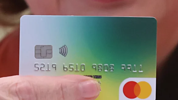 Seit dem 1. Dezember vergangenen Jahres wird im Landkreis Greiz eine Bezahlkarte f&uuml;r Asylbewerber ausgegeben. So &auml;hnlich k&ouml;nnte auch in Lage die Karte aussehen. Das Land NRW will mit anderen Bundesl&auml;ndern das Bezahlsystem fl&auml;chendeckend einf&uuml;hren und sucht den Dienstleister per Ausschreibung. - &copy; Dpa