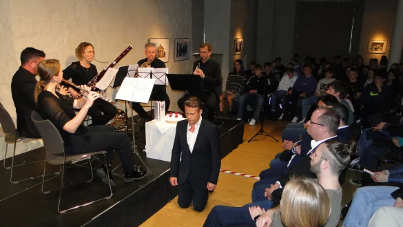 Ein stimmungsvoller Moment: Moderator Roman Knizka geht zu den ergreifenden Kl&auml;ngen von "Opus 45" in die Knie, um der 60 Millionen Opfer des "dunkelsten Kapitels der deutschen Geschichte" zu gedenken. - &copy; Hajo G&auml;rtner