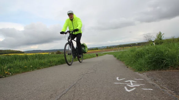 Der Radweg zwischen Kirchheide und Matorf wird ab Montag, 22. April, saniert. Markierungen zeigen schon die Bereiche an, um die es geht. Das Foto zeigt Radfahrer Kai Sch&auml;fert&ouml;ns aus Kirchheide. - &copy; Jens Rademacher