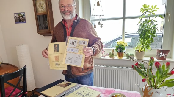 Hartmut Sohn hatte mehrere Sammelgebiete, unter anderem die Dürer-Sammlung. Der Lagenser ist Vorsitzender des neuen Briefmarkensammler-Vereins Lippe und wie seine Vereinskollegen gerne bereit, sein Wissen zu teilen. - © Astrid Sewing
