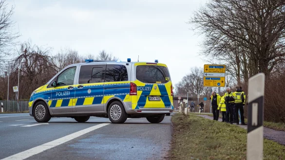 Die Polizei sichert nach dem Unfall in der Nacht zum 23. Januar auf der B239 in H&ouml;he Messezentrum Spuren am Tatort. Eine damals 17-J&auml;hrige wurde hier schwer verletzt und bewusstlos liegen gelassen. - &copy; Freitag-TV