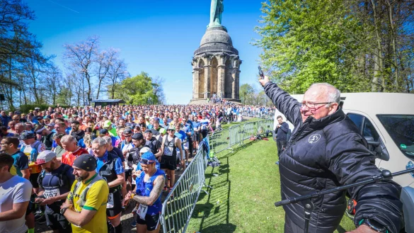 Am Denkmal wird es schon zum ersten Mal eng f&uuml;r die Hermannsl&auml;ufer. - &copy; Sarah Jonek