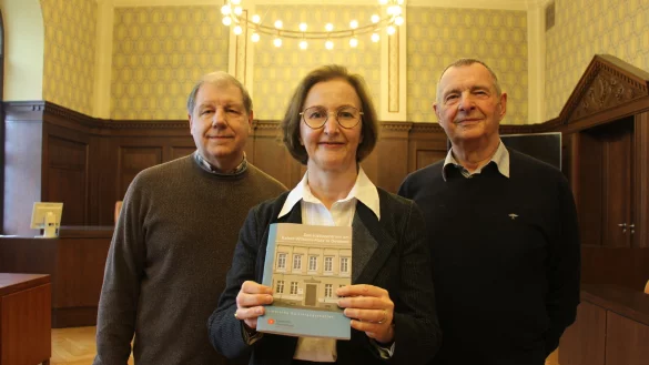 Dr. Stefan Wiesekopsieker, stellvertretender Vorsitzende des Lippischen Heimatbundes (links), Gisela Nagel, Pr&auml;sidentin des Landgerichts, und Autor Hans-Bodo Goldbeck stellen das 56. Heft der Lippischen Kulturlandschaften vor. - &copy; Janet K&ouml;nig