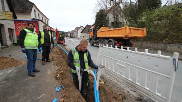 David Funk von der Lemgoer Firma "Araz + Funk" verlegt zusammen mit seinen Kollegen die Glasfaser im Graben an der Lemgoer Stra&szlig;e. Sie sind Subunternehmer f&uuml;r das Unternehmen "Infra-Kabel", das die Bodenarbeiten im Auftrag der Sewikom macht. - &copy; Jens Rademacher