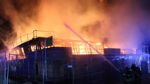 Mit mehreren L&ouml;schangriffen hat die Freiwillige Feuerwehr Bad Salzuflen den Brand eines KiTa-Neubaus im Elkenbreder Weg bek&auml;mpft. Rund 45 Einsatzkr&auml;fte waren in der Nacht zum Donnerstag vor Ort. - &copy; Daniel Hobein/Feuerwehr Bad Salzuflen