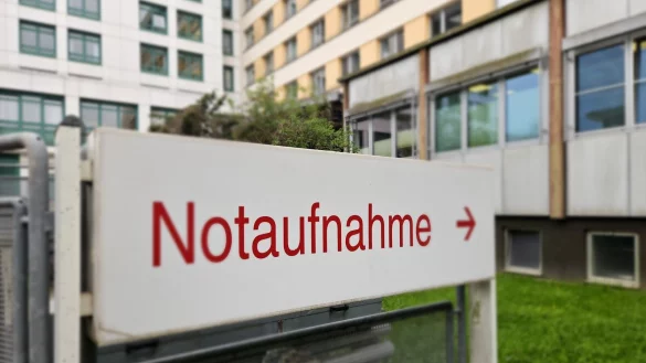 Ende 2019 bringt ein Rettungswagen eine kranke 12-J&auml;hrige in der Notaufnahme des Klinikum Lippes. Das M&auml;dchen wird wird &uuml;ber Nacht station&auml;r aufgenommen, die Mutter weicht nicht von seiner Seite. Elf Stunden sp&auml;ter ist das Kind tot. Der Vorwurf an das behandelnde Klinik-Personal: Fahrl&auml;ssige T&ouml;tung. Die juristische Aufarbeitung vor dem Amtsgericht Detmold zieht sich hin. - &copy; Janet K&ouml;nig