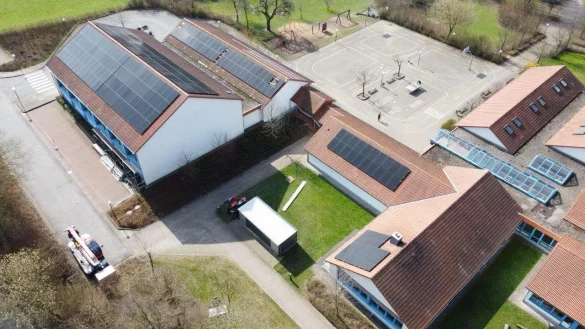 Auf dem Dach der Grundschule Rischenau ist eine Photovoltaikanlage installiert worden. - &copy; Stadt L&uuml;gde