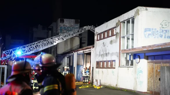 Zu einem Brand in einer ehemaligen M&ouml;belfabrik ist die Feuerwehr am Freitagabend ausger&uuml;ckt. - &copy; FreitagTV