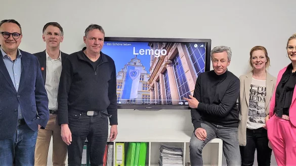 Lieben Lemgo und das Sch&ouml;ne: B&uuml;rgermeister Markus Baier (von links), Christoph Vieregge, Produzent Dirk Topel, Wolfgang J&auml;ger, Berit Weber und Rabea Kruel. - &copy; Katrin Kantelberg