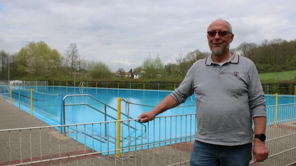 Karl-Heinz W&auml;chter zeigt die Stelle, an der ein Tor in den Zaun gebaut werden soll, um einen barrierefreien Zugang zum Becken zu erm&ouml;glichen. - &copy; Nico D&uuml;llmann