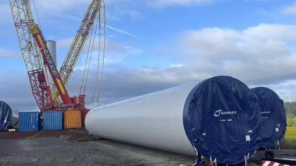 Die ersten gigantischen Teile des Windrades lagern schon auf der Baustelle nahe Brakelsiek. Ein Teil des Turms ist im Hintergrund bereits errichtet. - &copy; Silke Buhrmester