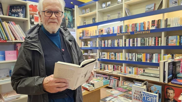 Das soziale Engagement von Hermann Hibbeler ist mit einem Ehrenpreis gew&uuml;rdigt worden.Ganz privat geh&ouml;rt das Lesen zu seinen Hobbys. In der B&uuml;cherei Br&uuml;ckmann ist der 84-J&auml;hrige Stammkunde, mittlerweile hat er um die 10.000 B&uuml;cher. - &copy; Astrid Sewing