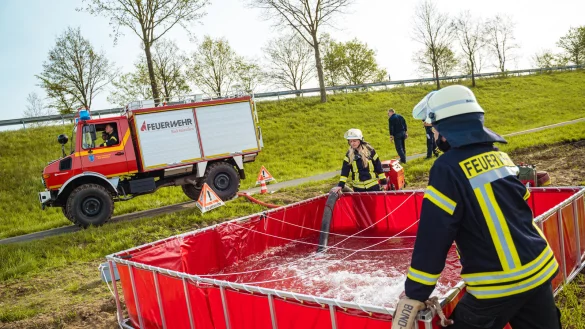 Kameraden der Feuerwehr-Einheiten aus Holzhausen, Retzen und der hauptamtlichen Wache waren bei der &Uuml;bung am Radweg der Ostwestfalenstra&szlig;e mit dabei und legten eine fast zwei Kilometer lange Schlauchleitung. - &copy; FreitagTV
