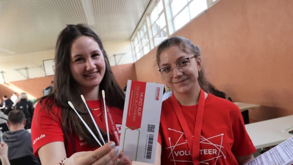 Anna Marschke (links) und Theresa Keuter (DKMS) sind in Steinheim optimistisch, viele neue Spender zu finden. - &copy; Madita Schellenberg