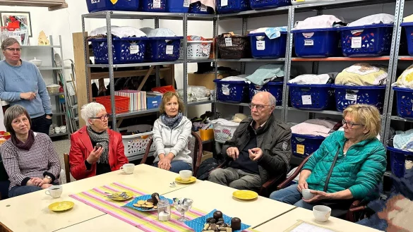 Die SPD Barntup inormierte sich in der Kleiderstube. - © SPD Barntrup