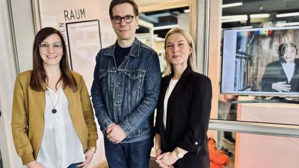 Der erste #Tapetenwechsel in der Friedenstra&szlig;e: Die City-Managerinnen Desir&eacute;e Lukowski (links) und Julia Neuhaus sowie HSBI-Dozent Adrian Sauer von der Foto-Fakult&auml;t bei der Er&ouml;ffnung der Ausstellung "Zwischenraum". - &copy; Stefan Becker