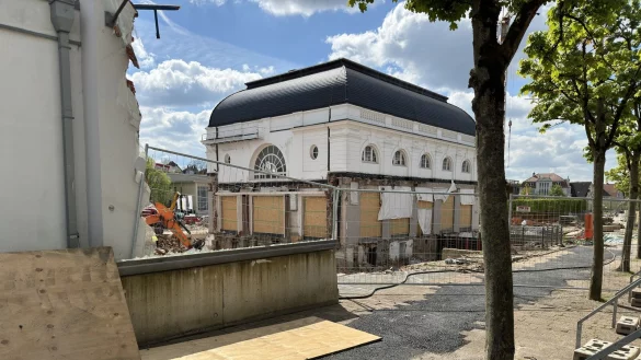 Am Kurhaus gehen die Abrissarbeiten voran. - &copy; Sven Kienscherf