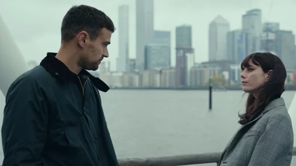 Theo James und Kaya Scodelario spielen die Hauptrollen in "The Gentlemen". - &copy; Netflix