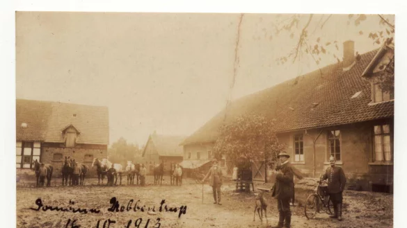 Rechts im Bild ist August Giebe in Polizeiuniform zu sehen. - &copy; Archiv Fritz Gast