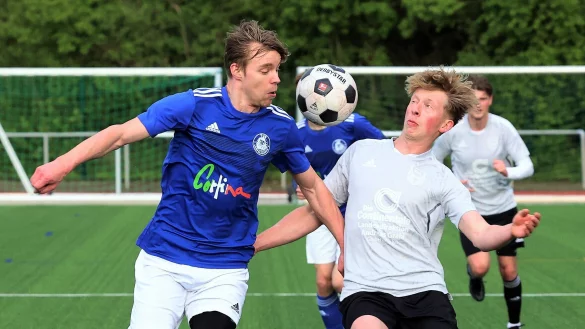 Quasi Arm in Arm haben der Lipperreiher Justin Friedrich (rechts) und Leopoldsh&ouml;hes Jannes Knecht den Ball im Blick. Foto: Paul Cohen - &copy; paul cohen