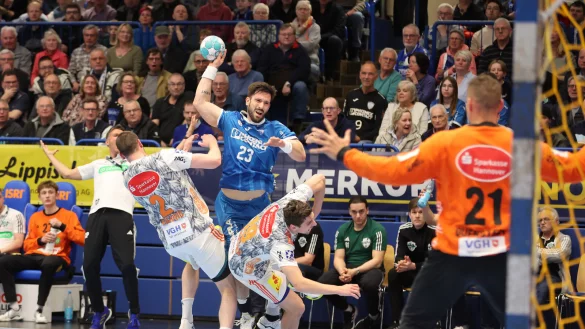 Tim Suton vom TBV ist in dieser Szene nicht aufzuhalten. - &copy; Paul Cohen