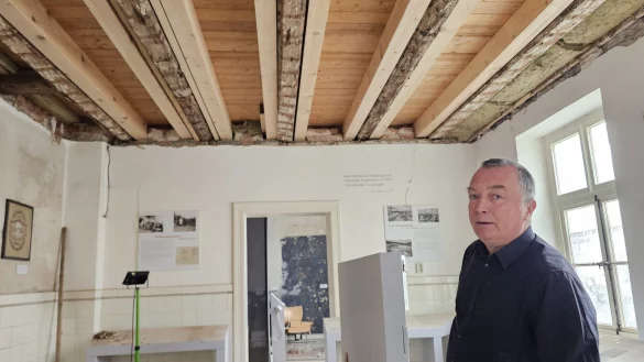 Da sieht die Decke schon wieder ganz gut aus, doch LWL-Museumsleiter Willi Kulke wei&szlig;, dass da noch einiges gemacht werden muss, bis die Villa Beermann wieder ge&ouml;ffnet werden kann. - &copy; Astrid Sewing