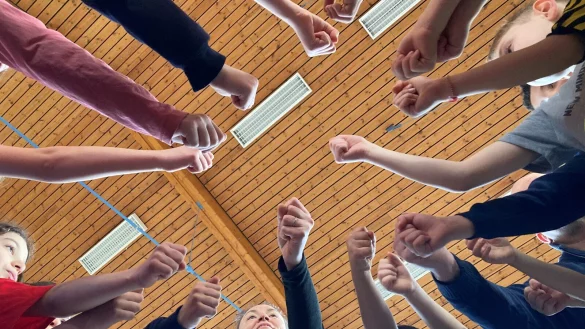 Wir sind klasse": Beim Sozialkompetenztraining lernen die Zweitkl&auml;ssler der Oetternbachschule, eine starke Klassengemeinschaft aufzubauen. - &copy; Oetternbachschule