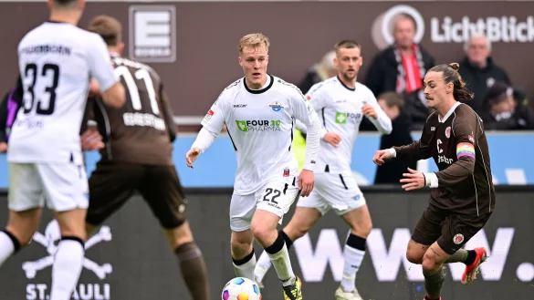 SCP-Sechser Mattes Hansen (l.), der hier gegen St. Paulis Kapit&auml;n Jackson Irvine den Ball behauptet, machte sein erstes Spiel am Millerntor. - &copy; Witters