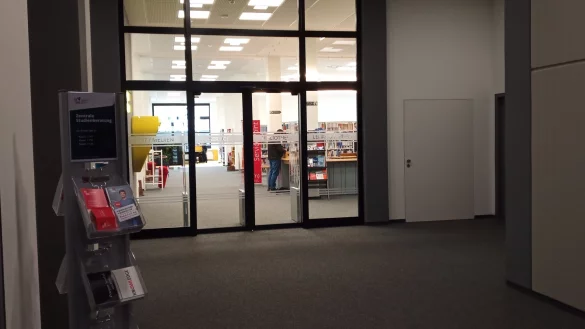 Diese Schiebet&uuml;r &ouml;ffnete sp&auml;t abends nicht mehr. Eine Studentin war in der Bibliothek eingeschlossen und sprang aus dem Fenster. Eine Alternative w&auml;re der alarmgesicherte Notausgang neben der T&uuml;r gewesen. - &copy; Jens Rademacher