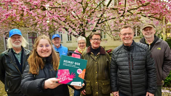 Herbert Goedecke (von links, NABU D&ouml;rentrup), Kira Schmidt, Andreas Kr&uuml;ger (NABU D&ouml;rentrup), Annegret Gelhausen (Heimatverein Barntrup), Andrea Holzkamp (Heimatverein Barntrup und NABU D&ouml;rentrup), Torsten Buncher (Vorsitzender des Heimatvereins Barntrup) und Bernd M&uuml;hlenmeier (Vorsitzender der NABU-Arbeitsgruppe D&ouml;rentrup) freuen sich, dass eine Kinder- und Jugendgruppe gegr&uuml;ndet wird. - &copy; Nicole Ellerbrake