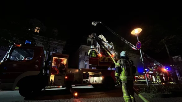 Mit zwei Drehleitern bek&auml;mpft die Freiwillige Feuerwehr einen Dachstuhlbrand am Sonntagabend in der Osterstra&szlig;e. - &copy; Nele Keunecke/Feuerwehr Bad Salzuflen