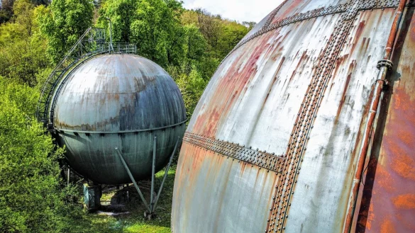 Die in den 60er Jahren entstandene Gaskugel (hinten) k&ouml;nnte nach den spektakul&auml;ren Pl&auml;nen rund 340 Quadratmeter Wohnfl&auml;che beherbergen. - &copy; Eike J. Horstmann