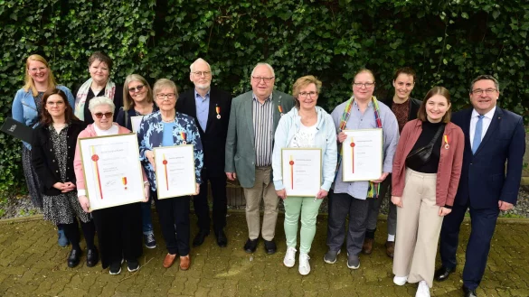 Die Geehrten (von links) Britta Kanne, Sabine Winkelmann, Christiane Federschmidt, Grete Utecht, Ilse B&ouml;inghoff (f&uuml;r Andreas L&uuml;deke), Elisabeth St&uuml;ckemann, Helmut Loke, Friedrich Westerheide, Heike Kr&uuml;cke (f&uuml;r Wilfried Kaiser), Anja Limberg, Sonja Husemann (f&uuml;r Annika Husemann), Marie Quest und Landrat Dr. Axel Lehmann. - &copy; Nicole Ellerbrake