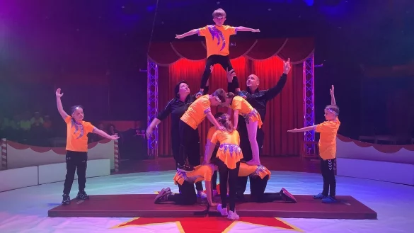 Beeindruckende Akrobatik zeigten die Jungen und Mädchen der Grundschule Sonnenblume in Schlangen. - © Grundschule Schlangen