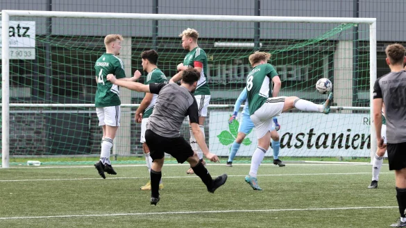 Oerlinghausens Jan.-Justin Johannh&ouml;rster nimmt Ma&szlig;, doch diesmal kann der TuS Tengern kl&auml;ren. - &copy; Oliver K&ouml;nig