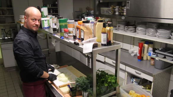 Daniel Scott steht in der K&uuml;che des Schlosskrugs, so wie auch am Abend des Gr&uuml;ndonnerstags, als er morgens in der Gastst&auml;tte &uuml;berfallen wurde. - &copy; Nadine Uphoff