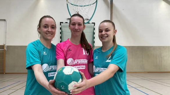 Lena Kramer (von links), Anna Horenburg und Amelie Gr&uuml;nert sind die jeweiligen Spielf&uuml;hrerinnen der Helpuper Mannschaften. - &copy; Sebastian Lucas