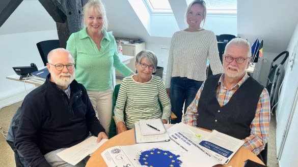 Die Deutsch-Finnische Gesellschaft mit (von links, sitzend) Armin Schiffner, Monika Link und Bernd-Heinrich Korte bereitet in diesem Jahr gemeinsam mit Martina Gurcke (von links, stehend) und Gabriele Knittel von Team Europa der Stadt Detmold die Europatage vor. Das Projekt ist Teil der Landesinitiative Europa-Schecks NRW. - &copy; Stadt Detmold