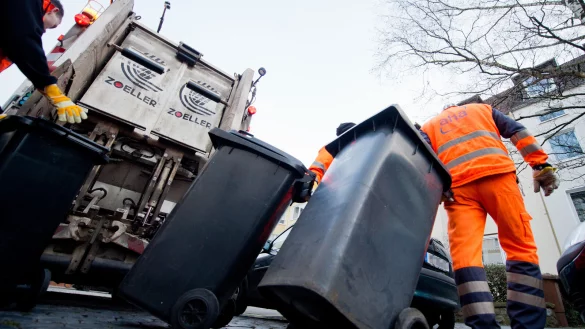 Die Stadt Detmold m&ouml;chte die M&uuml;llabfuhr durch verschiedene Ma&szlig;nahmen sicherer machen. Unter Umst&auml;nden k&ouml;nnten f&uuml;r die B&uuml;rger die Geb&uuml;hren steigen. - &copy; Symbolbild: Julian Stratenschulte/dpa