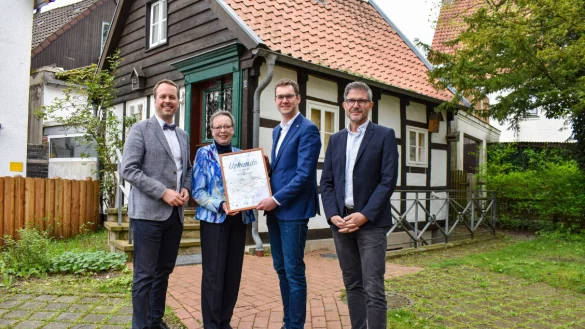 Stefan Ast, Gesch&auml;ftsf&uuml;hrer der NRW-Stiftung und des F&ouml;rdervereins der NRW-Stiftung (von links) und Marianne Thomann-Stahl aus dem Vorstand des F&ouml;rdervereins &uuml;berreichten die Mitgliedsurkunde an Lages B&uuml;rgermeister Matthias Kalkreuter und Ralf Hammacher, Fachgruppenleiter Kultur der Stadt Lage - vor dem Alten Gef&auml;ngnis, das die NRW-Stiftung bereits gef&ouml;rdert hat. - &copy; Stadt Lage