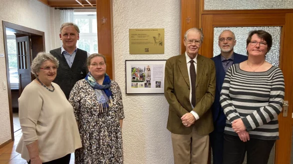 Enthüllen die Gedenktafel im Haus des Gastes: (von links) Marita Nolte, Cord Brüning (Heimatverein Hiddesen), Natalie Neufeld, Rolf-Erich Wandhoff, Dietmar Peltz, Stephanie Magus. - © Stefan Metzler