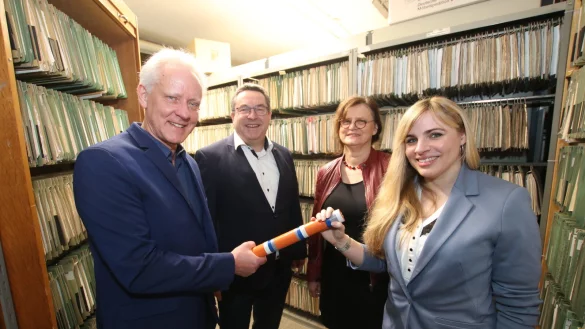 Der ausscheidende Kreisarchivar Dr. Hansj&ouml;rg Riechert (links) reicht im Beisein von Landrat Dr. Axel Lehmann und Andrea Berger (Fachgebietsleitung Infrastruktur und B&uuml;rgerservice beim Kreis Lippe) den Staffelstab an seine Nachfolgerin Dr. Sarah Masiak weiter. - &copy; Kreis Lippe