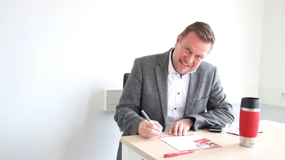 Alexander Baer unterschreibt und wird damit Mitglieder der Hochschulgesellschaft. - &copy; B&uuml;ro Alexander Baer